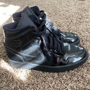 Women’s Air Jordan 1 MID (all black)
